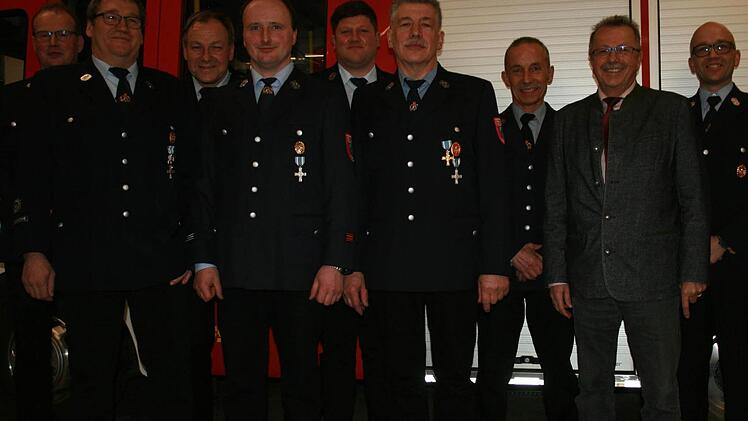 Staatliche Ehrungen: Vorsitzender Jürgen Kohl (von links), Bernd Wirth, Kreisbrandrat Benno Metz, Roland Wirth, Bürgermeister Alexander Schneider, Ludwig Schneider, Günter Heinle, stellvertretender Landrat Emil Müller und Kommandant Achim Kohlhepp. Foto: Gabriele Sell