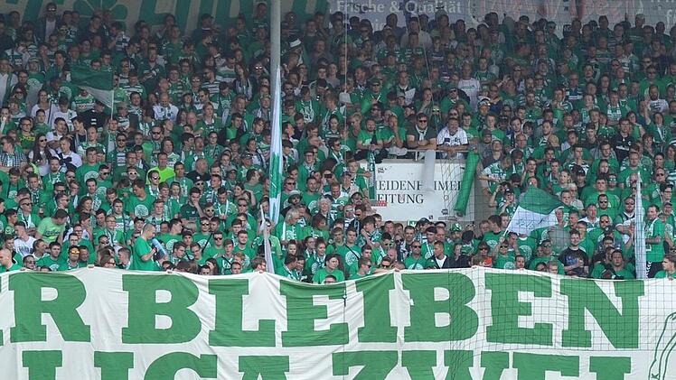 Nach dem gerade noch abgewendeten Abstieg trennt sich die Spielvereinigung Greuther F&uuml;rth auf einen Schlag von acht Spielern. Foto: Stefan Puchner/dpa