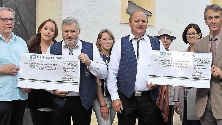 Vorsitzender Siegfried Lindner (vordere Reihe, Zweiter von links) und Dirigent Peter Arnold (vordere Reihe, Zweiter von rechts) übergaben die Spenden von je 1900 Euro an Padre Gabriel Ramos Valiente (links) und Norbert Kern vom Diakoniewerk Bamberg-Forchheim (rechts). Hinten: Die verantwortlichen Leiterinnen aus dem Haus Hephata mit einer Bewohnerin. Im Bild (von links): Andrea Schöpplein, Stephanie Schreiter-Senft, Dorle Wittrin, Andrea Ortner  Foto: Evi Seeger