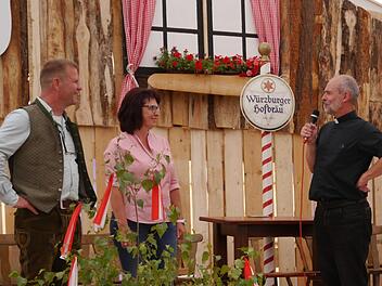 Pfarrer Armin Haas bedankt sich bei den Veranstaltern des Schondraer Kilianifestes 2018, Thomas und Lucie Schuhmann, für die damit verbundene Spendenaktion.Oswald Türbl