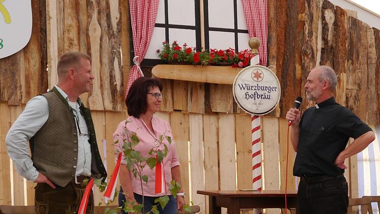 Pfarrer Armin Haas bedankt sich bei den Veranstaltern des Schondraer Kilianifestes 2018, Thomas und Lucie Schuhmann, für die damit verbundene Spendenaktion.Oswald Türbl