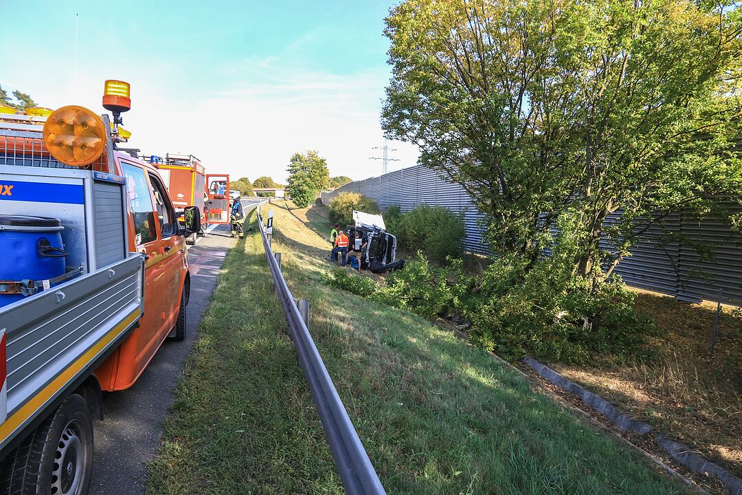 Auf der A70 bei Stadelhofen: Transporter  durchbricht Leitplanke – zwei Verletzte