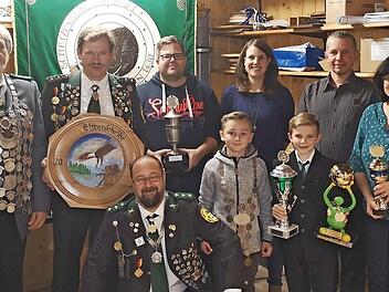 Die erfolgreichen Schützen (Majestäten, Sieger der Pokal- und Scheibenwettbewerbe, Meisterehrungen), von links: Joseph Borschert, Schützenkönig Helmut Kawan, Helmut Stubenrauch, Martin Schorr, Tina Hellwig, Allen Rudel, Ilse Baumeister, Ute Häußer; vorne: Carsten Präger, Hendrik Reuter, Florian Stretz.  Foto: di
