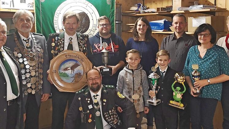 Die erfolgreichen Schützen (Majestäten, Sieger der Pokal- und Scheibenwettbewerbe, Meisterehrungen), von links: Joseph Borschert, Schützenkönig Helmut Kawan, Helmut Stubenrauch, Martin Schorr, Tina Hellwig, Allen Rudel, Ilse Baumeister, Ute Häußer; vorne: Carsten Präger, Hendrik Reuter, Florian Stretz.  Foto: di
