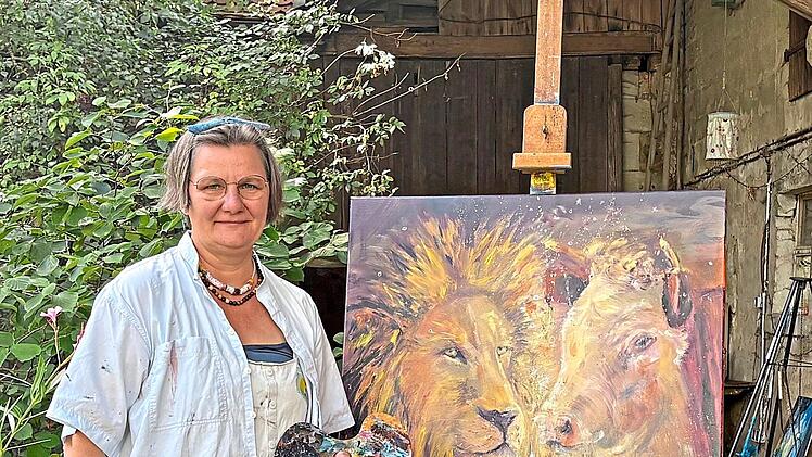 Die K&uuml;nstlerin Ulrike Polifke pr&auml;sentiert das Bild &bdquo;Gesch&ouml;pfe des sechsten Tages" aus der Werkfamilie &bdquo;Genesis &ndash; alles wird gut&ldquo;.Filina Rieker