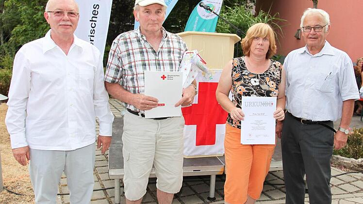 Mit Urkunden und Präsenten sind Isa Gräf (2. von rechts) und Helmut Fritsch (2. von links) beim Sommerfest des BRK-Kreisverbandes Haßberge aus dem Linienfahrdienst als Schulbusfahrer verabschiedet worden. Für ihr jahrelanges Engagement für das BRK und die betreuten Kinder dankten ihnen Kreisgeschäftsführer Dieter Greger (links) und Vorsitzender Rudolf Handwerker (rechts).