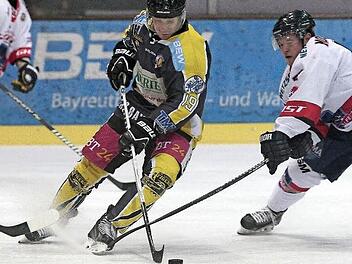 Ein Mittelstürmer, der nach hinten Augen hat: Bayreuths Ivan Kolozvary (hier gegen Selbs Achim Moosberger) erledigt auch Defensivaufgaben. Im Derby gegen die Wölfe gestern Abend bereitete er zwei Treffer der Gastgeber vor. Beim 1:5 der Tigers am Freitag in Freiburg war er leer ausgegangen. Foto: Jochen Nützel