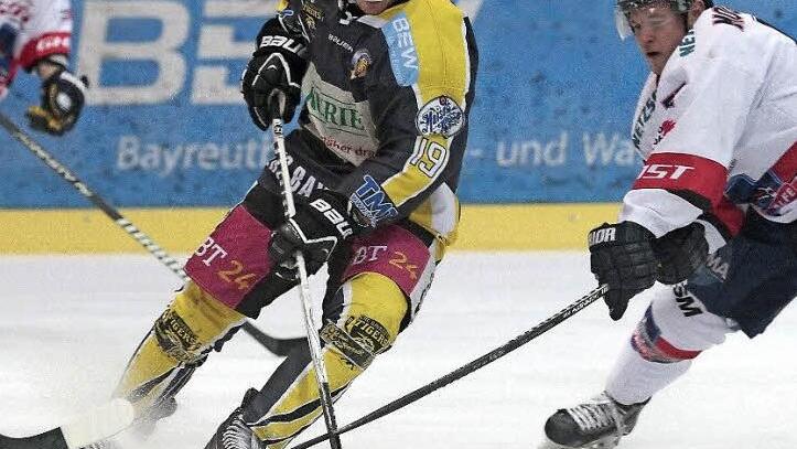 Ein Mittelstürmer, der nach hinten Augen hat: Bayreuths Ivan Kolozvary (hier gegen Selbs Achim Moosberger) erledigt auch Defensivaufgaben. Im Derby gegen die Wölfe gestern Abend bereitete er zwei Treffer der Gastgeber vor. Beim 1:5 der Tigers am Freitag in Freiburg war er leer ausgegangen. Foto: Jochen Nützel