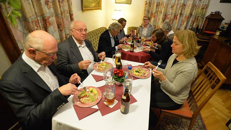 Reisers Gäste (v.l.) probieren: Landrat Günther Denzler, BBB-Fraktionschef Norbert Tscherner, CSU-Fraktionschef Helmut Müller, Gemüsebaumeister Hans-Jürgen Eichfelder, Welterbezentrum-Chefin Patricia Alberth, Georg Lang (Förderinitiative Alte Bamberger Gemüsesorten), Redakteur Sebastian Martin u. GAL-Fraktionschefin Ursula Sowa. Helmut Foto: Ronald Rinklef