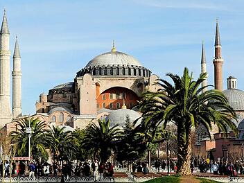 Die Hagia Sophia in Istanbul (Türkei) vor einigen Jahren. In dem bei Touristen beliebten Altstadtviertel Sultanahmet in der türkischen Millionenmetropole Istanbul, in der Umgebung der Hagia Sophia und der Blauen Moschee, ist es am 11. Januar zu einer heftigen Explosion gekommen. Urlaubsplaner sind daher auch im Landkreis Haßberge vorsichtig geworden bei der Buchung ihres nächsten Ferienziels. Foto: Marius Becker/dpa