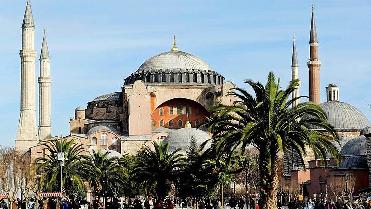 Die Hagia Sophia in Istanbul (Türkei) vor einigen Jahren. In dem bei Touristen beliebten Altstadtviertel Sultanahmet in der türkischen Millionenmetropole Istanbul, in der Umgebung der Hagia Sophia und der Blauen Moschee, ist es am 11. Januar zu einer heftigen Explosion gekommen. Urlaubsplaner sind daher auch im Landkreis Haßberge vorsichtig geworden bei der Buchung ihres nächsten Ferienziels. Foto: Marius Becker/dpa