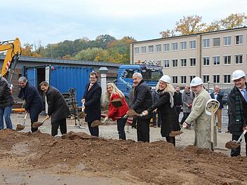 Spatenstich für das neue Uni-Gebäude, unter anderem mit Minister Spaenle (4.v.r.) und Präsident Ruppert (2.v.r.) Foto: RiegerPress