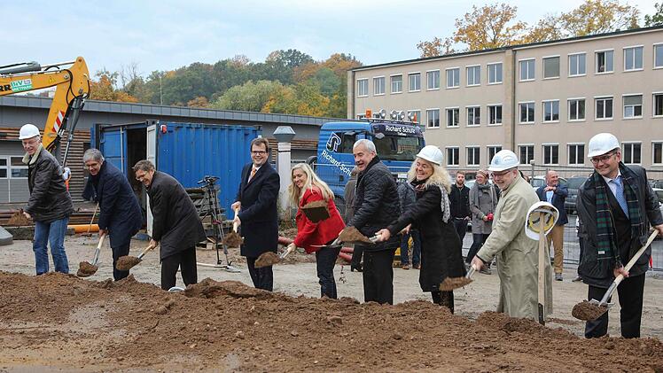 Spatenstich für das neue Uni-Gebäude, unter anderem mit Minister Spaenle (4.v.r.) und Präsident Ruppert (2.v.r.) Foto: RiegerPress