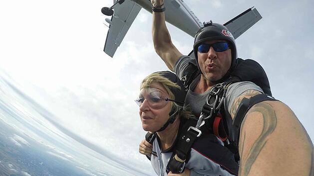 F&uuml;r ihr Buch "Der Friedensstifter" hat Christina Didszun einen Fallschirmsprung absolviert. "Der Friedensstifter" schwebte aus 4000 Metern H&ouml;he auf die Erde. Fotografiert und gefilmt hat den Sprung ihr Tandem-Springer. Der Film wurde inzwischen 3000 Mal im Internet geklickt.  Foto: privat