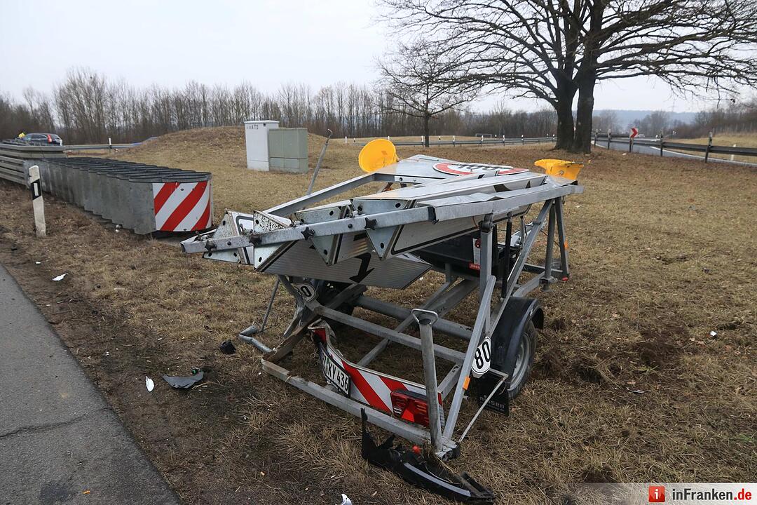 Auto kracht  auf der A73 am Bamberger Kreuz in Baustellenanhänger und Leitplanke