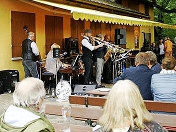 Musik und Getränke - eine gute Mischung auch in Kemmern Foto: J. Beck
