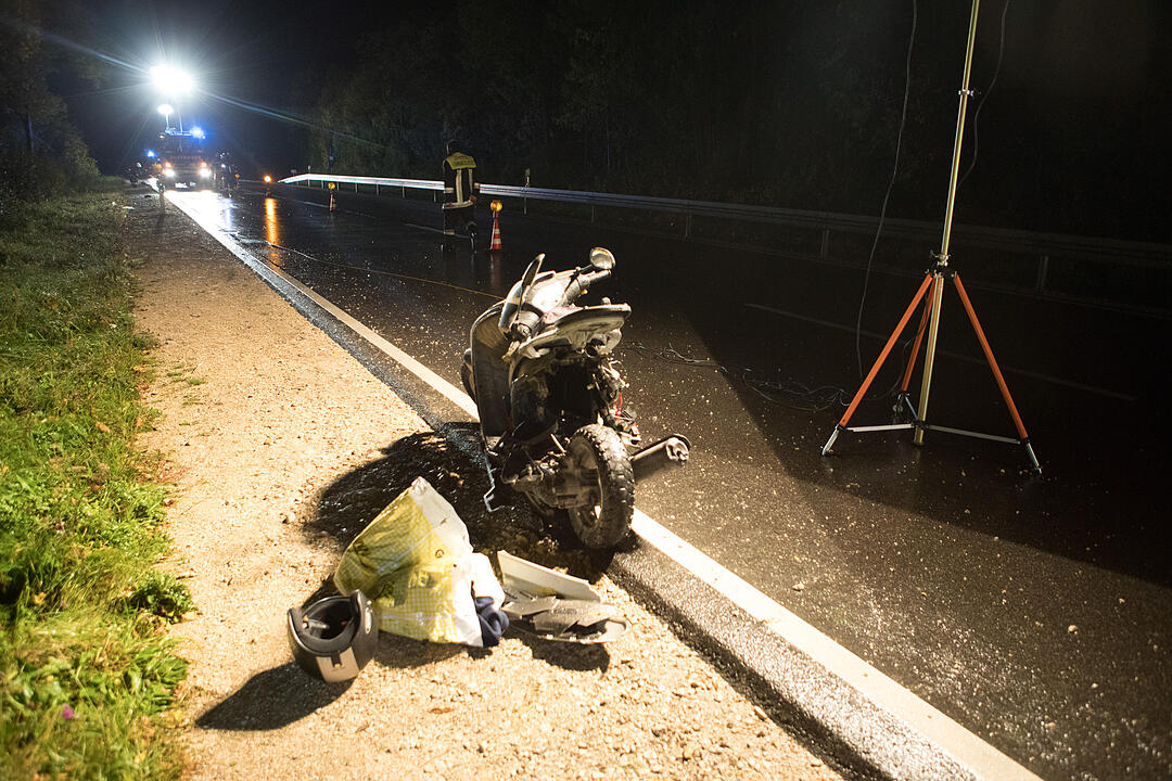 Rollerfahrer wird von Auto erfasst und stirbt