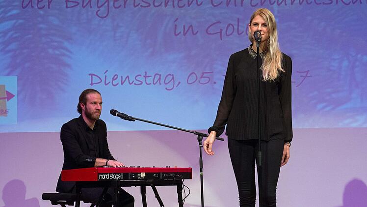 Sophia Weinberger und Tobias Hümpfner bereicherten die Feier mit der beeindruckenden Interpretation von Liedern von Amy Winehouse, Yvonne Catterfeld, Justin Timberlake und Alicia Keys.