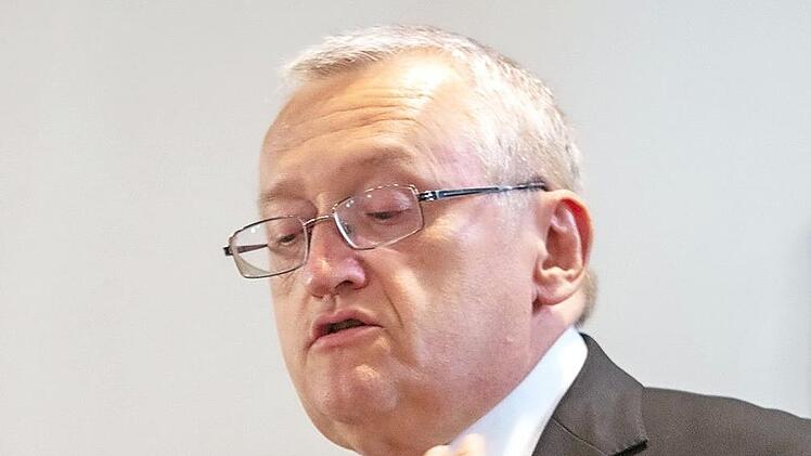 Für die Zuhörer war es ein Genuss, den profunden Äußerungen des Bezirksheimatpflegers Günter Dippold zuzuhören.  Foto: Klaus Gagel