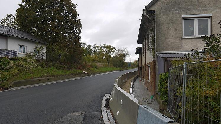 Eine stabile Mauer sch&uuml;tzt ab sofort das Haus, das in Roth am Forst direkt an der B303 liegt.