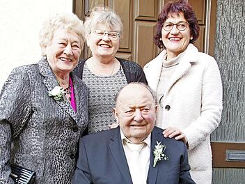 Ihre diamantene Hochzeit feierten Barbara und Erwin Horn im Beisein ihrer Familie. Mit dem Jubelpaar freuten sich die T&ouml;chter Margarethe und Erika.