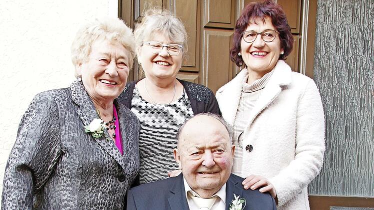 Ihre diamantene Hochzeit feierten Barbara und Erwin Horn im Beisein ihrer Familie. Mit dem Jubelpaar freuten sich die T&ouml;chter Margarethe und Erika.