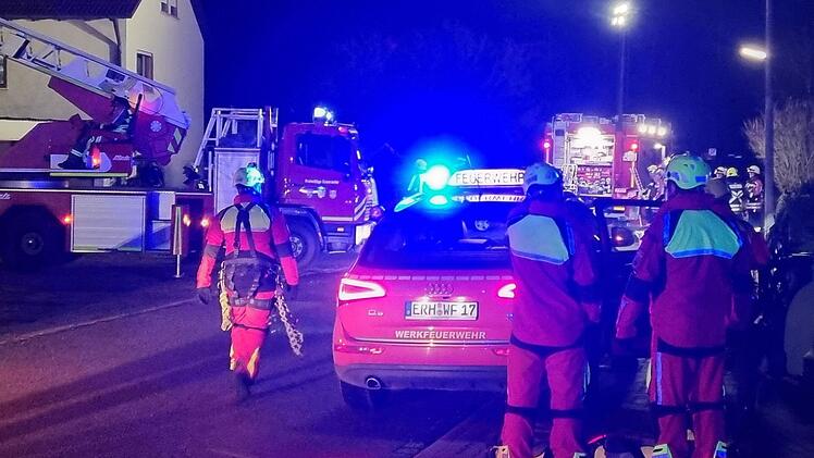 Uttenreuth: Dramatische Rettungsaktion: Mann stirbt auf Dach - Frau st&uuml;rzt fast ab