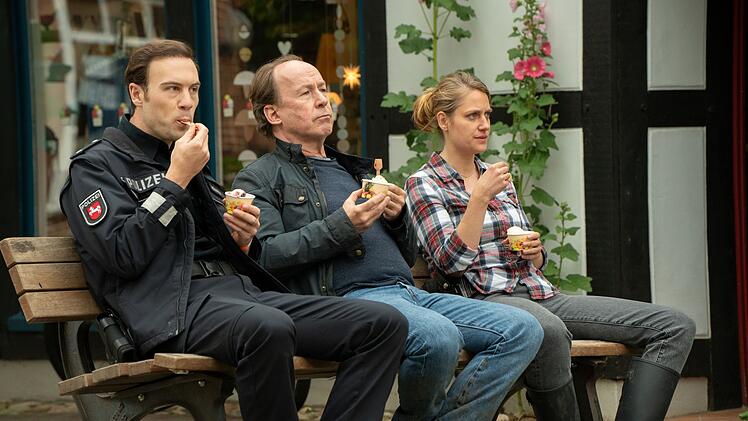 Erstmal eine Pause von den Ermittlungen: Oliver Klasen (Malte Thomsen, links), Jakob Stiller (Ulrich Noethen) und Kira Engelmann (Bettina Burchard) rätseln über einen mysteriösen Todesfall.