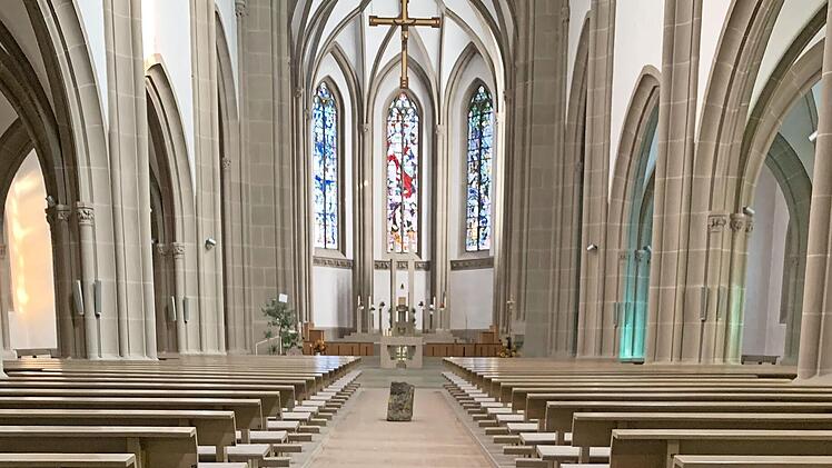 Das Taufbecken in der Bad Kissinger Stadtpfarrkirche.