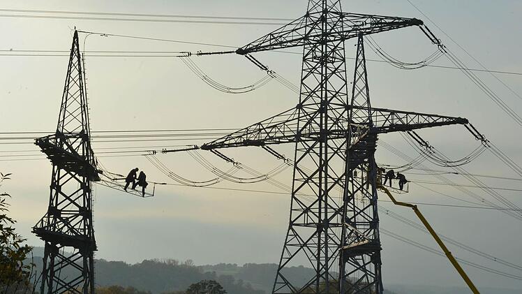 Die Meister und der Mast:  Wer hier arbeitet, steht unter Strom, im übertragenen Sinn, denn natürlich sind die Leitungen beim Umbau kalt.
