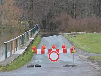 Wie hier bei Stappenbach sind erste Straßen überflutet und gesperrt.Alle Fotos: Ronald Rinklef