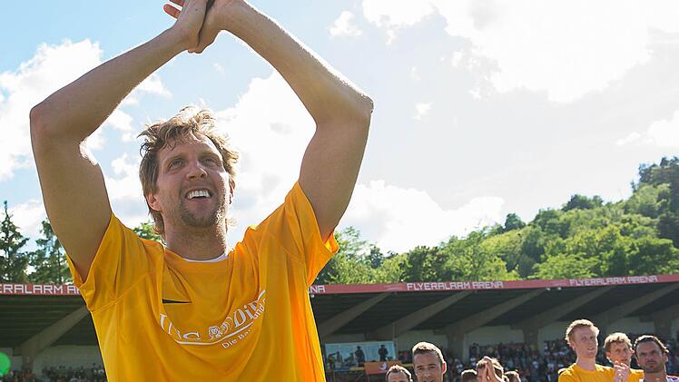 Dirk Nowitzki lässt sich feiern. Foto: Tobias Köpplinger