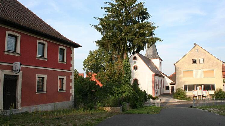 Der Elsendorfer Ortskern mit dem ehemaligen Gasthaus, der Kirche und der alten Schule (auf der gegenüberliegenden Straßenseite) soll zu einem attraktiven Ortsmittelpunkt umgestaltet werden.
