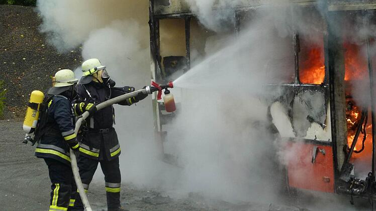 Mit schwerem Atemschutz nahmen die Wehrleute die Brandbekämpfung in Angriff.