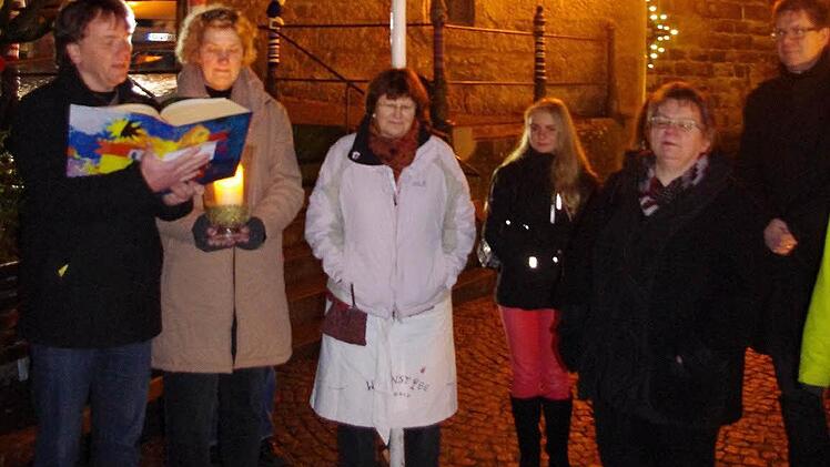 Am Freitag wurde das Adventsfenster mit der Nummer 20 feierlich eröffnet. Mit im Bild ist Gisela Deinl ( 3. v.l.).