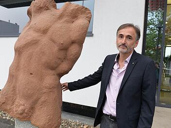 Manfred Reinhart vor dem Torso aus rotem Sandstein vor dem Medienhaus Fotos: Ronald Rinklef