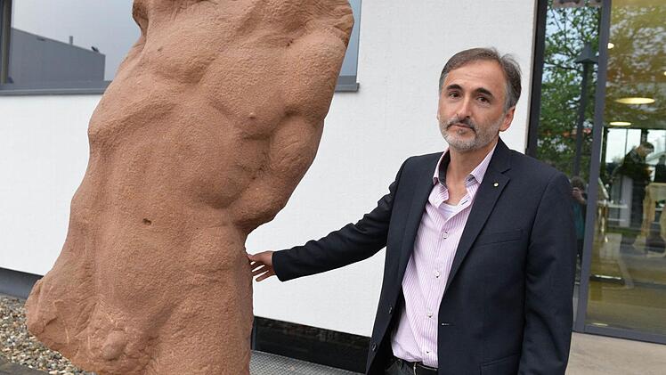 Manfred Reinhart vor dem Torso aus rotem Sandstein vor dem Medienhaus Fotos: Ronald Rinklef