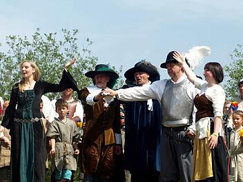 Der Friedensschluss ist besiegelt - Die Verhandlungen von Heinrich Förtsch (Klaus Müller, Mitte) mit Nikol Eschca (Peter Oppel, links) und Gottfried von Morach (Hans Götz, rechts) waren erfolgreich. Foto: Susanne Deuerling
