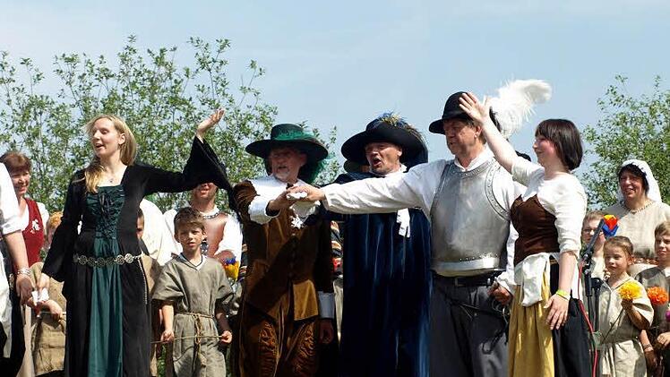 Der Friedensschluss ist besiegelt - Die Verhandlungen von Heinrich Förtsch (Klaus Müller, Mitte) mit Nikol Eschca (Peter Oppel, links) und Gottfried von Morach (Hans Götz, rechts) waren erfolgreich. Foto: Susanne Deuerling
