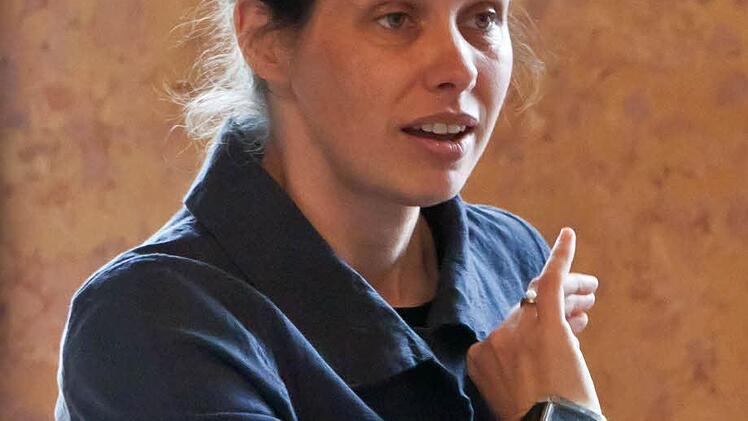 Coburgs Erste Kapellmeisterin Anna Sophie Brüning übernahm auch die Moderation des Kinderkonzerts.Foto: Jochen Berger