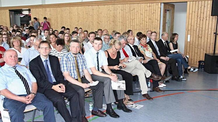 In der ersten Reihe: die Ehrengäste.