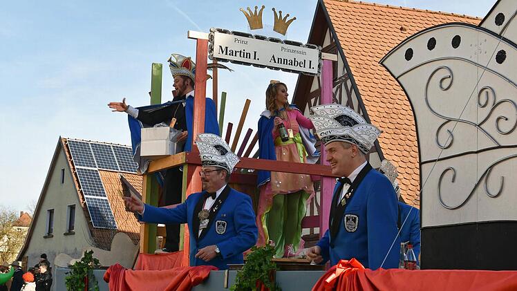 Einen großartigen Faschingszug stellte auch heuer wieder der Oberthereser Carnevalsverein (OCV) auf die Beine, der sich selbst mit einem Prunkwagen beteiligte. Mit im Bild das diesjährige Prinzenpaar Martin I. und Anabel I (hinten von links). Foto: Ulrike Langer