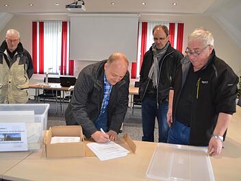 Der Zweite Bürgermeister Daniel Wehner bestätigt den Empfang der 450 Einsprüche aus Stralsbach. Auf dem Foto sind Berthold Kröckel (von rechts), Waldemar Straub und Gerhard Kauf zu sehen. Foto: Kathrin Kupka-Hahn