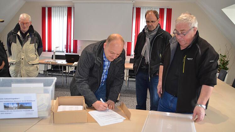 Der Zweite Bürgermeister Daniel Wehner bestätigt den Empfang der 450 Einsprüche aus Stralsbach. Auf dem Foto sind Berthold Kröckel (von rechts), Waldemar Straub und Gerhard Kauf zu sehen. Foto: Kathrin Kupka-Hahn