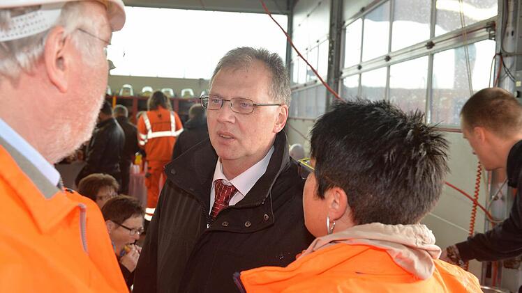 Zapfendorfs Bürgermeister Volker Dittrich (AfZ) im Gespräch mit Bahn-Verantwortlichen. Foto: Ronald Rinklef