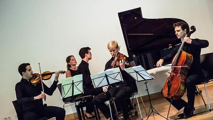 Konzertabend im Zeichen von Mahler und Schubert: Martin Emmerich, Fabian Wankmüller, Andreas Hilf und Heiner Reich (von links) gestalteten das dritte Programm des Festivals "Klanggrenzen" im großen Saal von St. Augustin. Foto: Jochen Berger