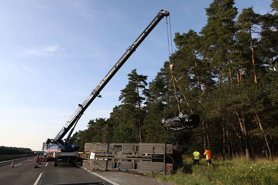 Kampf gegen die Zeit: Vollbeladener Autotransporter ŸberschlŠgt sich auf der A9 - Feuerwehr braucht anderthalb Stunden, um eingeklemmten Fahrer zu befreien