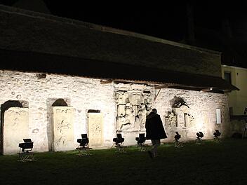 Die alte Kirchhofmauer mit ihren Grabmälern in neuem Licht Evi Seeger