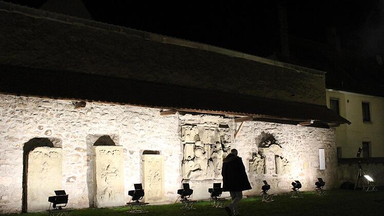 Die alte Kirchhofmauer mit ihren Grabmälern in neuem Licht Evi Seeger