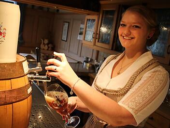 Jana Neubert am Zapfhahn des Brauerei-Gasthofs Reblitz in Nedensdorf.Matthias Einwag